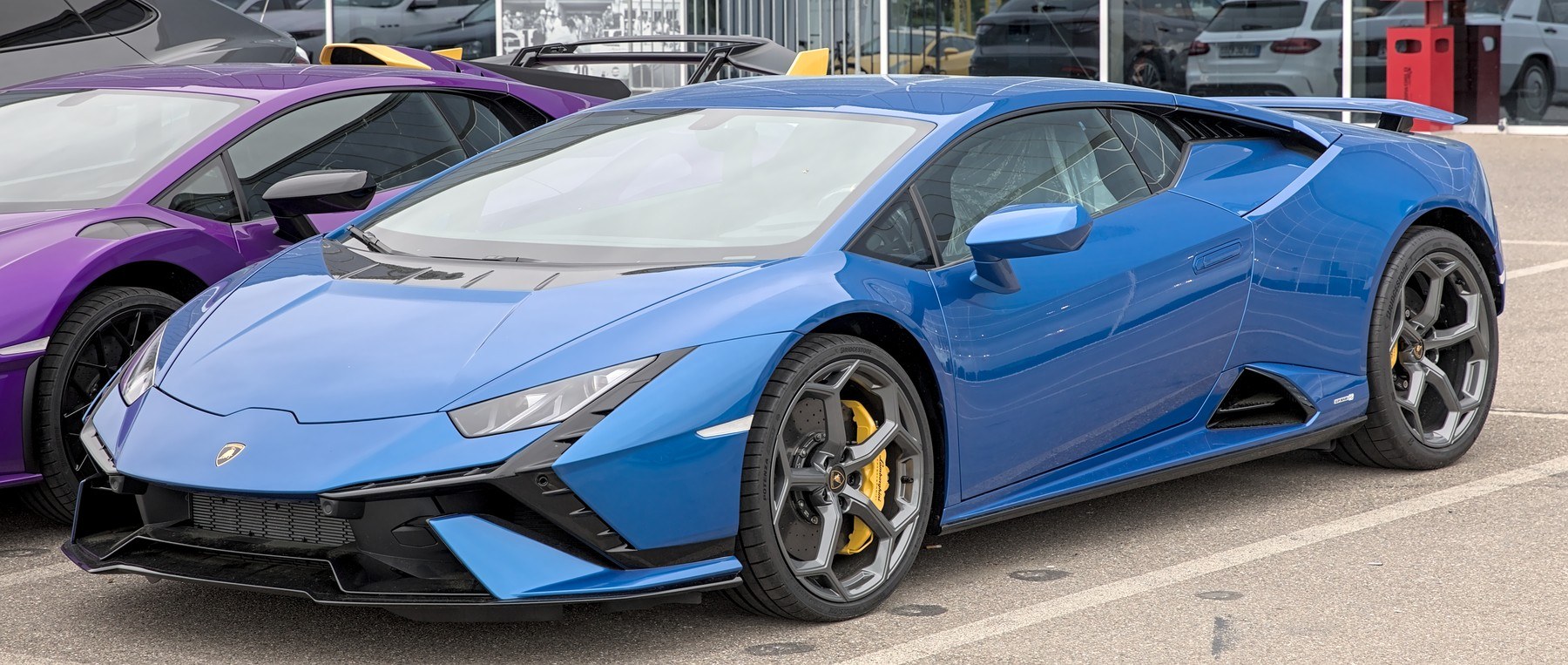 Lamborghini Huracán parking lot before AI background replacement